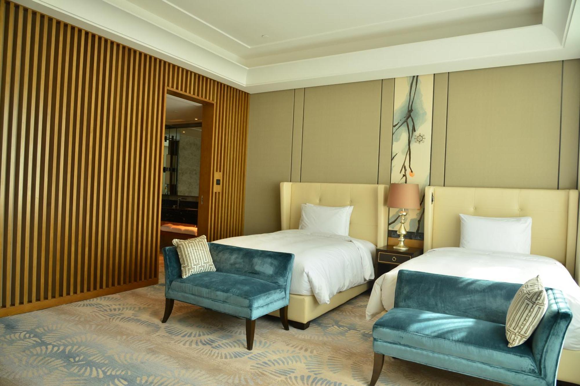 Hilton Урумчи Экстерьер фото