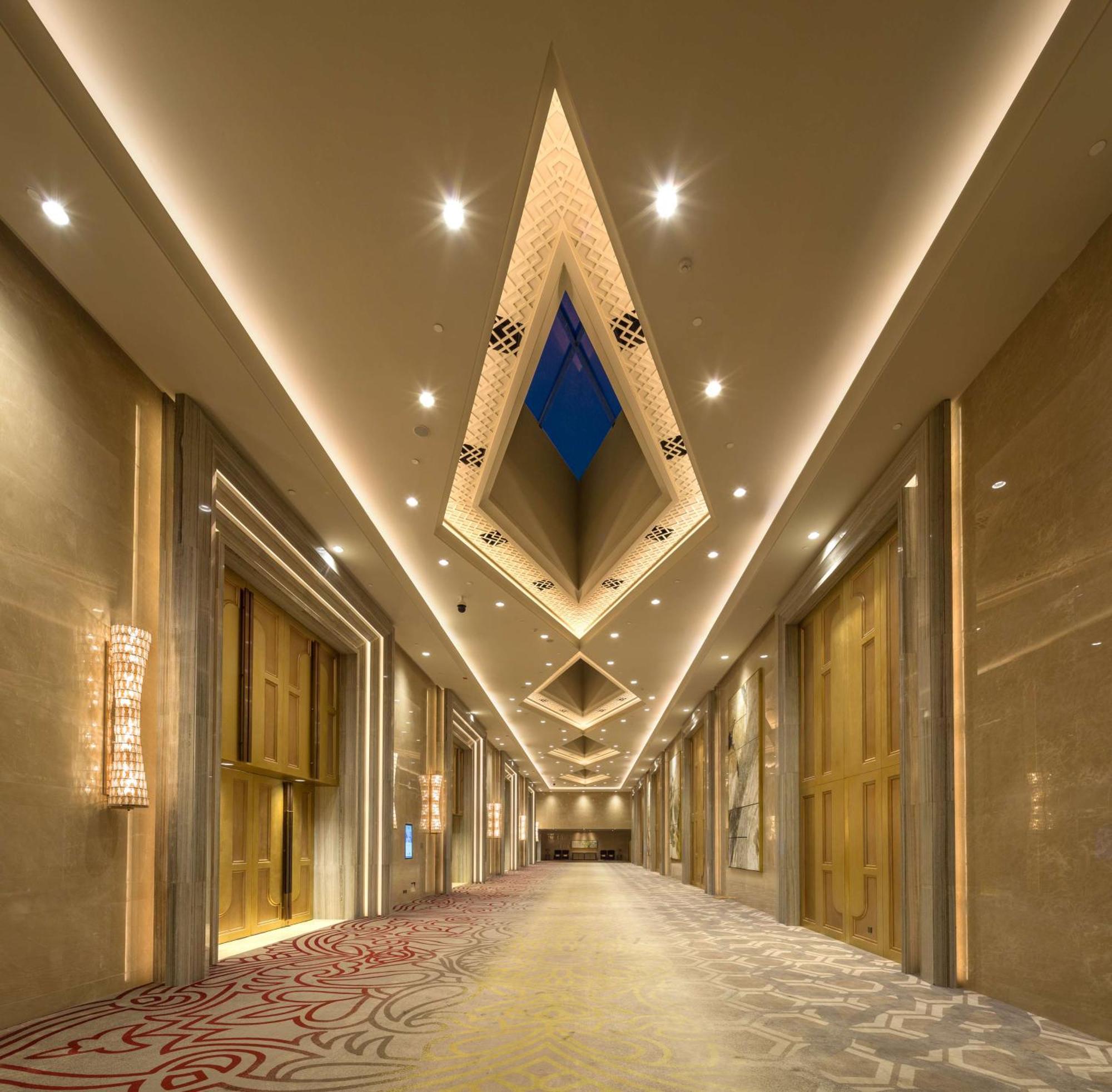 Hilton Урумчи Экстерьер фото