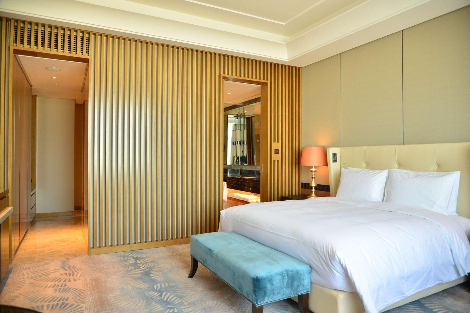 Hilton Урумчи Экстерьер фото